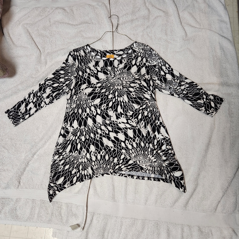 Black and white ruby rd women's top